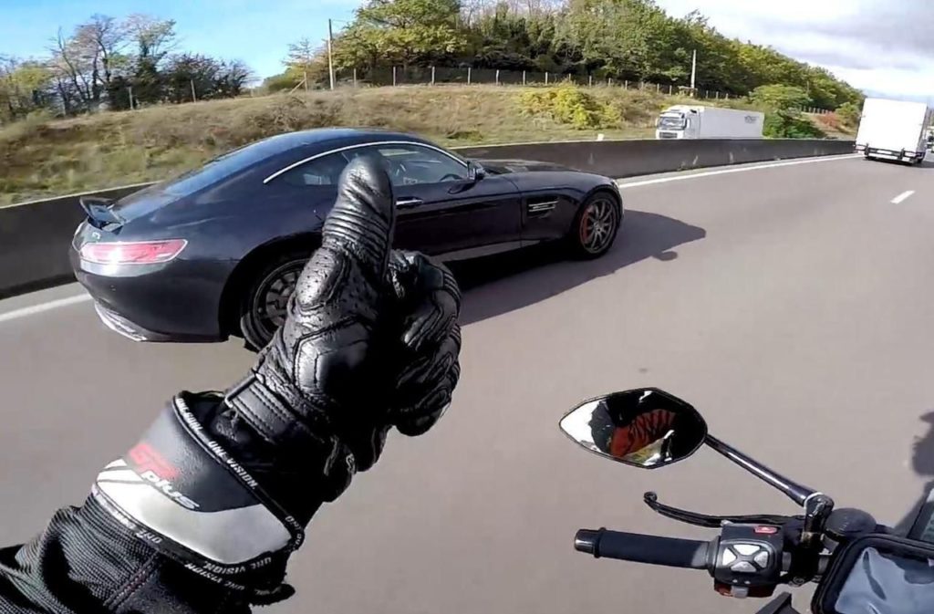 Motard vs AMG GT S