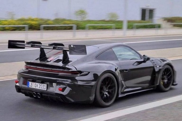 La future Porsche 911 GT3 RS aperçue avec un immense aileron